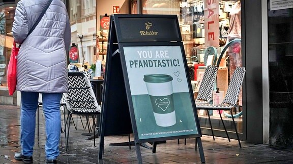 Mehrweg-Kaffeebecher bewirbt die Firma Tschibo auf der Hochstrasse in Gladbeck. 