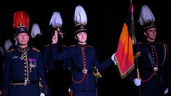 Elisabeth bei Veraeidigung in der Royal Military School.