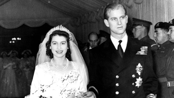 Das Brautpaar Prinzessin Elizabeth und Prinz Philip aus Griechenland bei ihrer Hochzeit am 20.11.1947 in London.