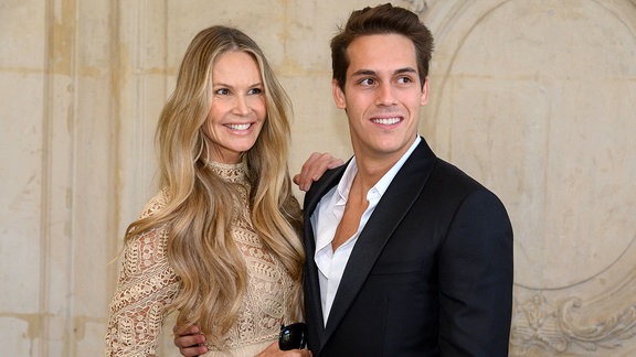 Elle Macpherson und Sohn Flynn Busson besuchen die Christian Dior Haute Couture Herbst-Winter 2022–2023-Show im Rahmen der Paris Fashion Week am 4. Juli 2022 in Paris, Frankreich.