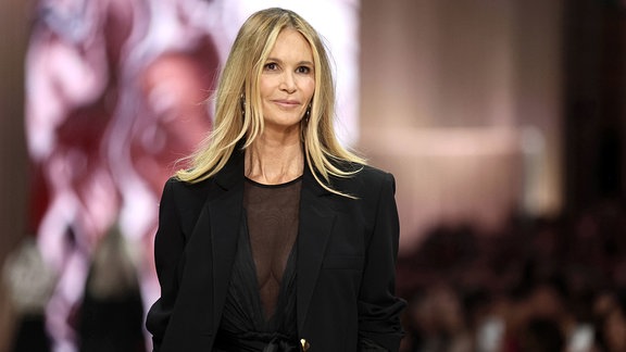 Elle Macpherson läuft für Ngali über den Laufsteg während der Eröffnung der Premium-Laufstegserie des Melbourne Fashion Festivals im Royal Exhibition Building in Melbourne, Montag, 4. März 2024.