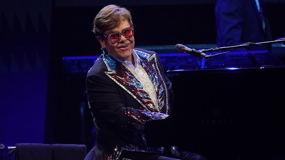 Pop-Star Elton John tritt bei seinem Konzert der Abschiedstournee «Farewell Yellow Brick Road» in der Tele2 Arena auf.