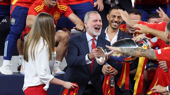 König Felipe jubelt mit der spanischen Mannschaft