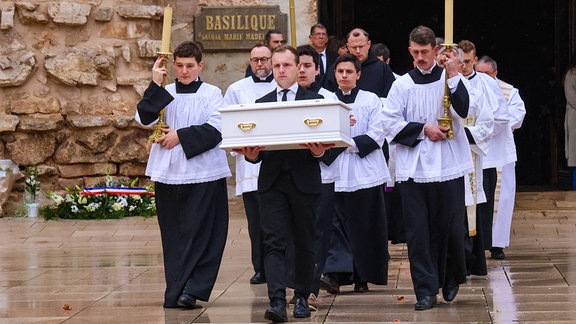 Beerdigung des kleinen Emile in der Basilika von St. Maximin im Var