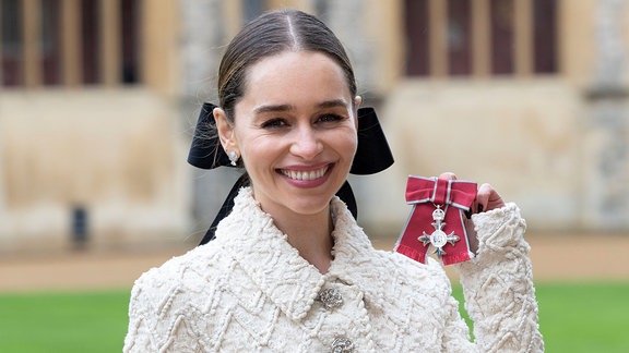 Emilia Clarke nach ihrer Auszeichnung mit dem Orden "Commander of the Order of the British Empire" auf Schloss Windsor, Windsor, Grossbritannien, 21. Februar 2024.