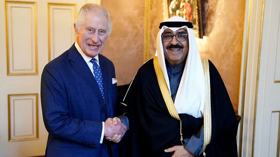 König Charles III. empfängt den Kronprinzen von Kuwait, Scheich Mishal al-Ahmad al-Jaber al-Sabah, während einer Audienz im Buckingham Palace in London, Mittwoch, 25. Oktober 2023. 