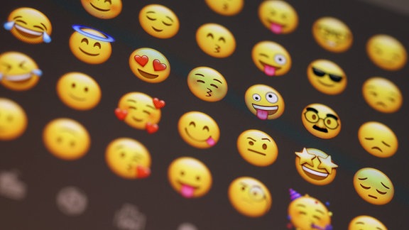 Symbolfoto: Emojis auf einem Smarphone-Display.