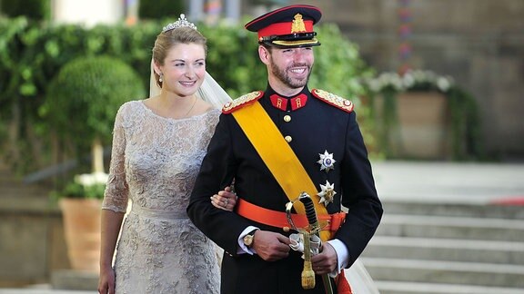 Der luxemburgische Erbgroßherzog Guillaume und seine Frau Prinzessin Stephanie, Erbgroßherzogin von Luxemburg, verlassen nach ihrer kirchlichen Trauung die Kathedrale Notre-Dame in Luxemburg,