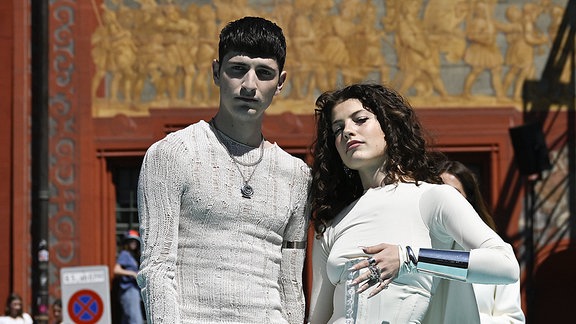 Abor und Tynna auf dem türkisfarbenen Teppich bei der ESC Eröffnungszeremonie in Basel.