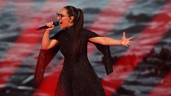 Klavdia aus Griechenland mit dem Titel «Asteromata» auf der Bühne beim zweiten Halbfinale des 69. Eurovision Song Contests in der Arena St. Jakobshalle. 