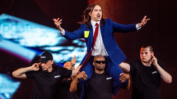 Tommy Cash aus Estland mit dem Titel «Espresso macchiato» beim ersten Halbfinale des 69. Eurovision Song Contest in der Arena St. Jakobshalle. 