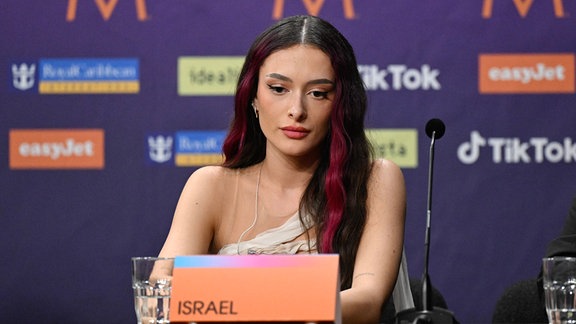 Eden Golan vertritt Israel mit dem Lied Hurricane während einer Pressekonferenz mit den Einsendungen, die es nach dem zweiten Halbfinale der 68. Ausgabe des Eurovision Song Contest ESC in der Malmö Arena ins Finale geschafft haben.