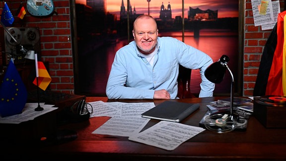 Stefan Raab an einem Schreibtisch