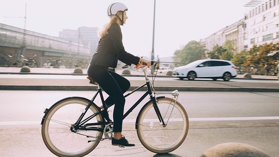 Frau fährt Fahrrad in der Stadt