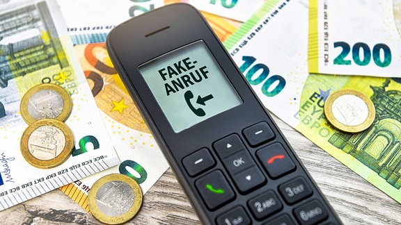 Telefonhörer mit eingehendem Fake-Anruf, Symbolfoto 