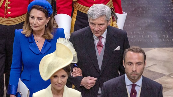 Carole Middleton und Michael Middleton mit Pippa Middleton und James, während der Krönungszeremonie von König Charles III.