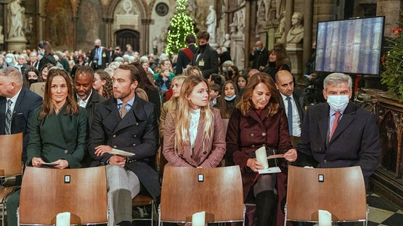 Die Familie der Herzogin von Cambridge, darunter ihre Eltern Michael (rechts) und Carole (zweite rechts) sowie ihre Schwester und ihr Bruder Pippa Matthews und James Middleton (beide links), bei der "Together At Christmas" Feier