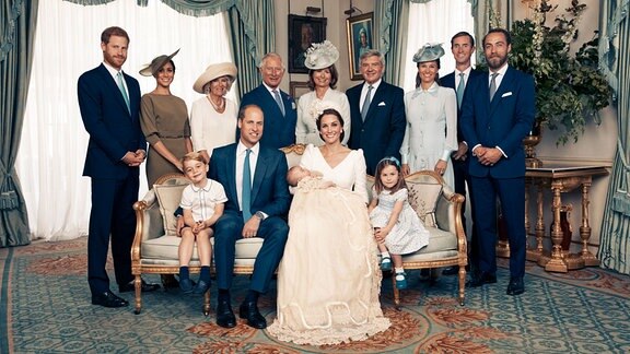 FAmilienfoto der königlichen Familie zur Taufe von Prinz Louis, 2018