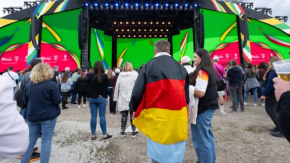 Die Bühne steht beim Fan Fest EURO 2024 vor Beginn der Konzerte auf der Theresienwiese. 