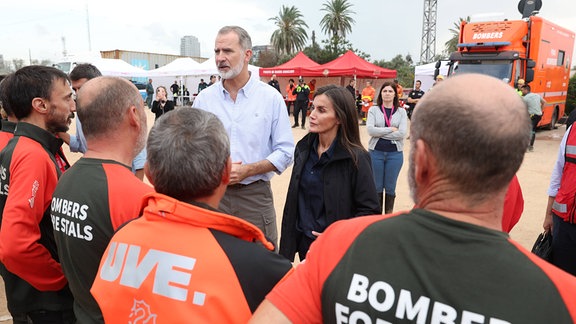 König Felipe und Königin Letizia besuchten die Städte Paiporta und Chiva, zwei der am stärksten von den DANA-Sturzfluten in der Provinz Valencia betroffenen Orte, um den Opfern ihr Beileid und ihre Zuneigung zu bekunden.