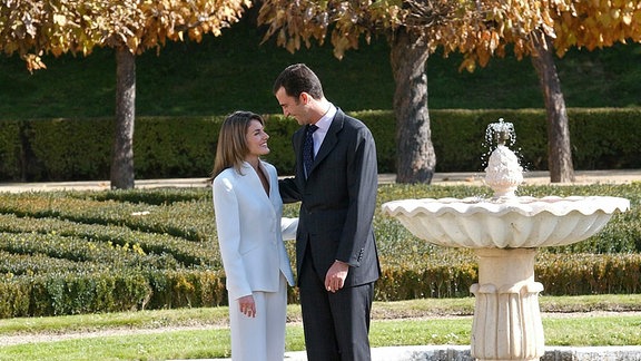 Kronprinz Felipe de Borbon hält seine Verlobte Letizia Ortiz Rocasolano
