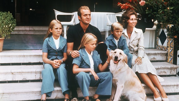 Spaniens Königspaar, König Juan Carlos und Königin Sofia, mit ihren Kindern (l-r) Cristina, Elena und Felipe mit ihrem Hund 1975 auf Mallorca.