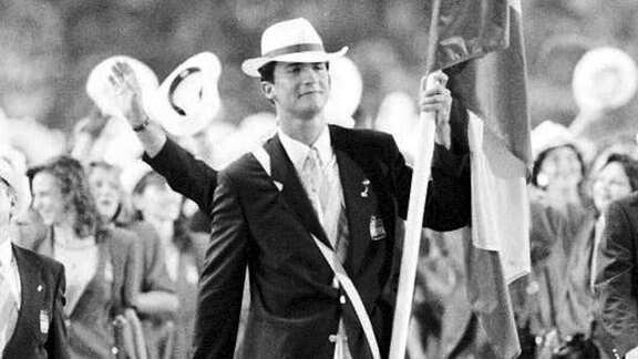 Prinz Felipe von Spanien als Fahnenträger für Spanien und Teilnehmer des Segelteams bei den Olympischen Sommerspielen 1992.