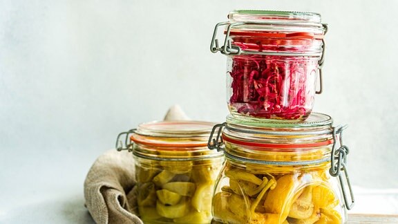 Gläser mit fermentiertem Gemüse