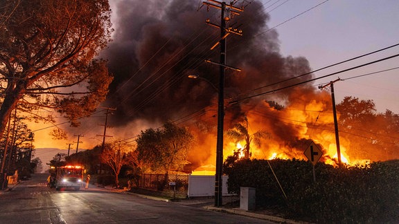 Ein Haus an der Ecke Glenrose und Loma Alta Drive geht in Flammen auf und entwickelt schwarzen, giftigen Rauch in der Wohngegend von East Altadena in der Nähe von Pasadena in Los Angeles.