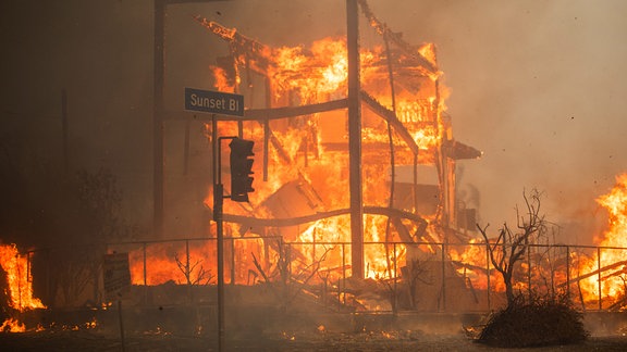 Flammen verbrennen ein Gebäude auf dem Sunset Boulevard.