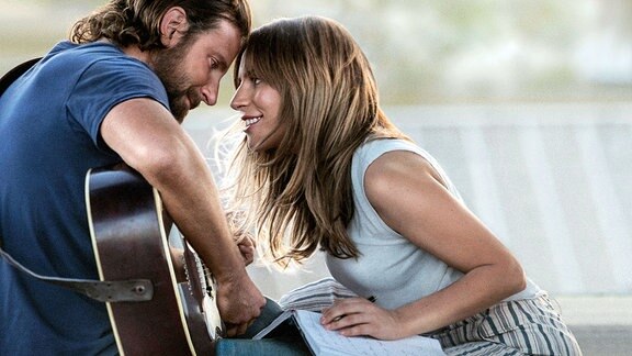 Dieses von Warner Bros. Pictures veröffentlichte Dateibild zeigt Bradley Cooper (links) und Lady Gaga in einer Szene aus „A Star is Born“.