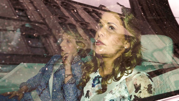 Prinzessin Haja Bint al-Hussein (r), die sechste Frau des Emirs von Dubai, und ihre Anwältin, Baronin Fiona Shackleton (l), verlassen das Gericht.