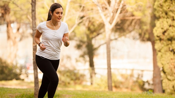 junge schöne Frau Joggen im Freien