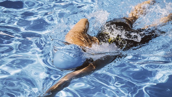 Triathletin schwimmt im Pool