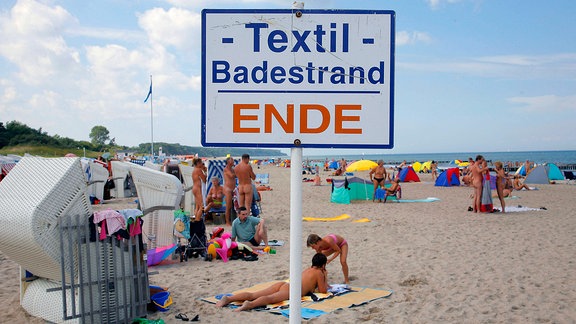 Badegäste an einem FKK-Strand