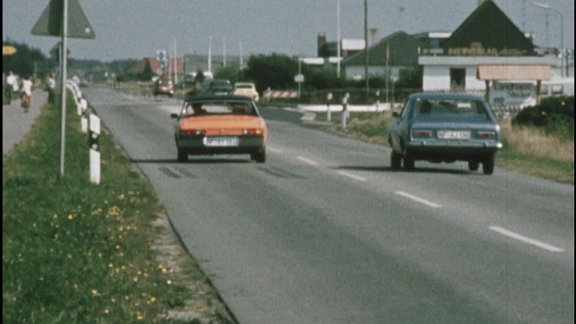 Ein Auto überholt ein anderes.