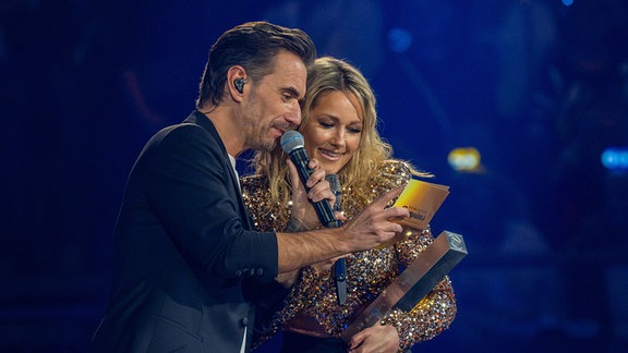 Helene Fischer spricht mit Florian Silbereisen bei der Live-Fernsehshow «Schlagerchampions 2024» im Velodrom.