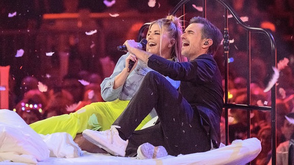 Der Moderator Florian Silbereisen und die Sängerin Beatrice Egli singen bei der Live-Fernsehshow «Schlagerchampions 2024» im Velodrom.