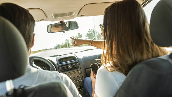 Fahrer und Beifahrerin