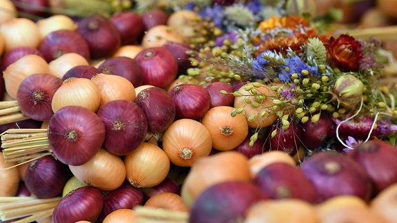 Farbenfrohe Zwiebelgebinde auf dem Weimarer Zwiebelmarkt
