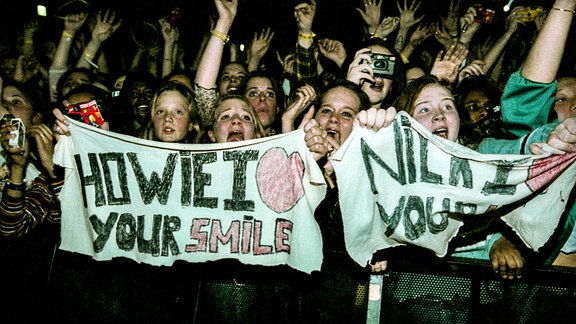Fans der Gruppe Backstreet Boys vor der Bühne, 1996