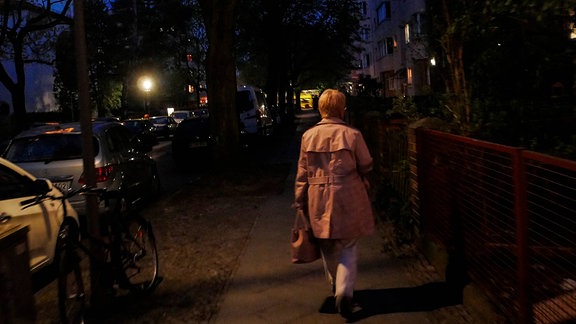 Eine Frau auf dem Heimweg.