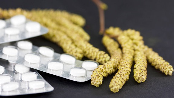 Allergietabletten und Blütenstände