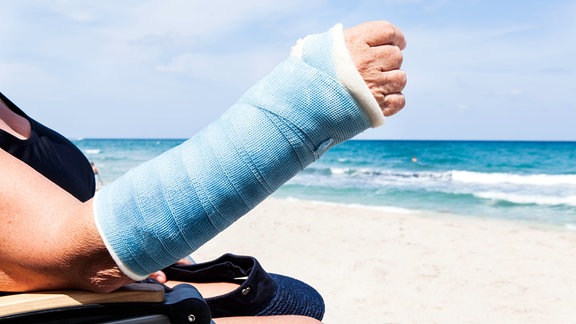 Frau mit einem eingegipsten Arm