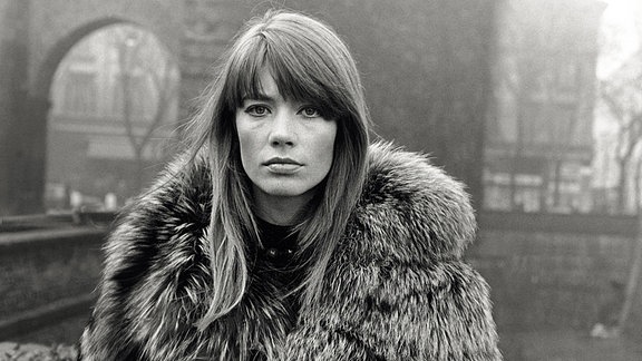 Die französische Sängerin und Schauspielerin Francoise Hardy posiert vor der Pusterla dei Fabbri auf der Piazza Sant Ambrogio, etwa Ende der 1960er Jahre.