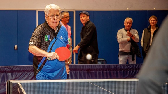 Der Moderator Frank Elstner (r), aufgenommen beim internationalen Tischtennis-Event "PingPongParkinson German Open" mit über 200 Teilnehmenden aus 15 Nationen.