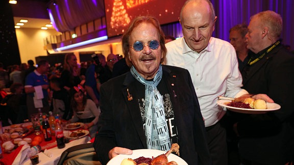 Frank Zander und Dietmar Woidke bei der 25. Weihnachtsfeier  Weihnachtsessen  für Obdachlose und Bedürftige im Hotel Estrel in Berlin.