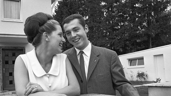 Das frischgebackene Ehepaar Brigitte und Franz Beckenbauer.