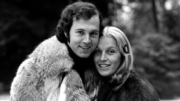 Franz Beckenbauer (Bayern, li.) mit seiner Frau Brigitte, 1972
