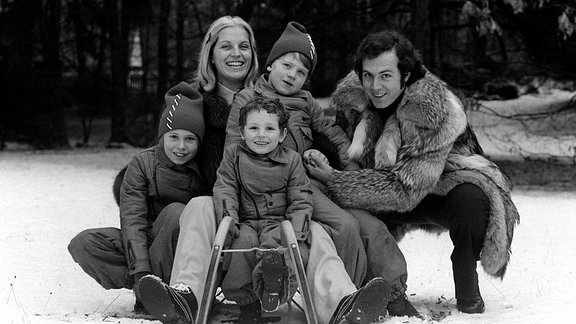 Franz Beckenbauer (Bayern) mit Frau Brigitte und den Söhnen Stephan, Michael und Thomas, 1972
